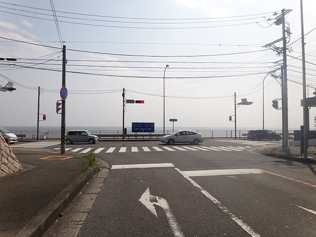 T字路「湘南国際村・秋谷入口」交差点を左折し「城ヶ島・三崎」方面へ
